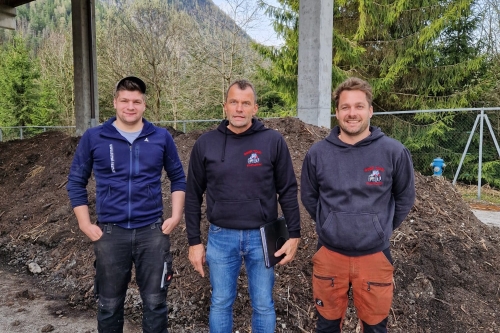 Mitarbeiter der Gumpitsch GmbH bei der Kompostierung am Gelände der Kläranlage Anras